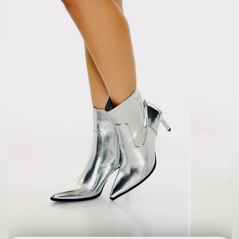 Metallic Pointed Silver Stiletto Booties size 6 NWT